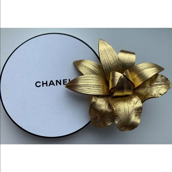 🌹RARE - AUTHENTIC LEATHER FLOWER FROM CHANEL BOUTIQUE in FRANCE - Picture 4 of 5